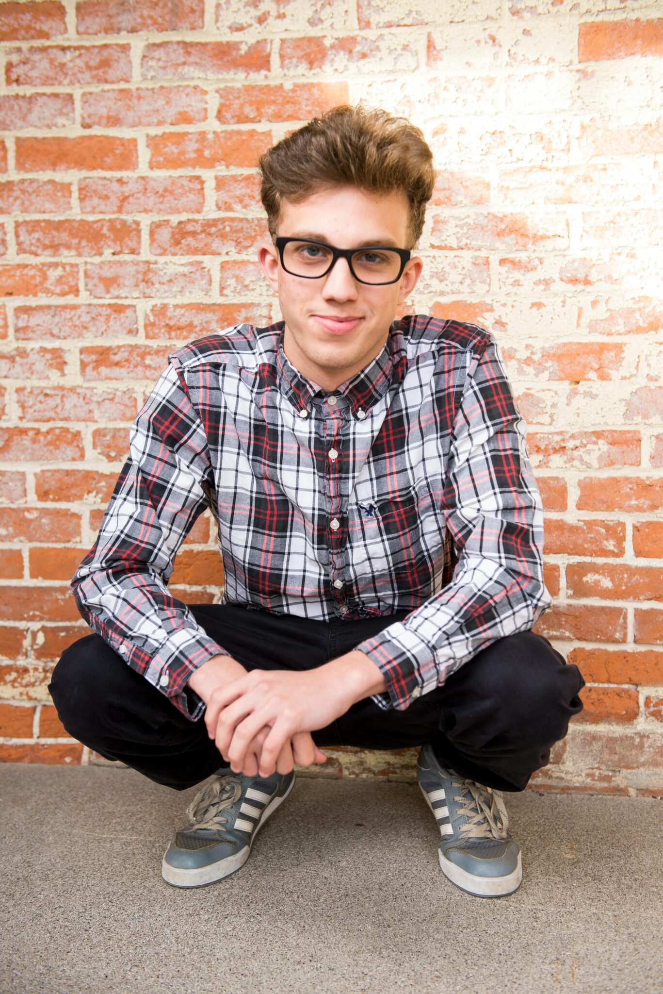 Людина робить нотатки в блокноті